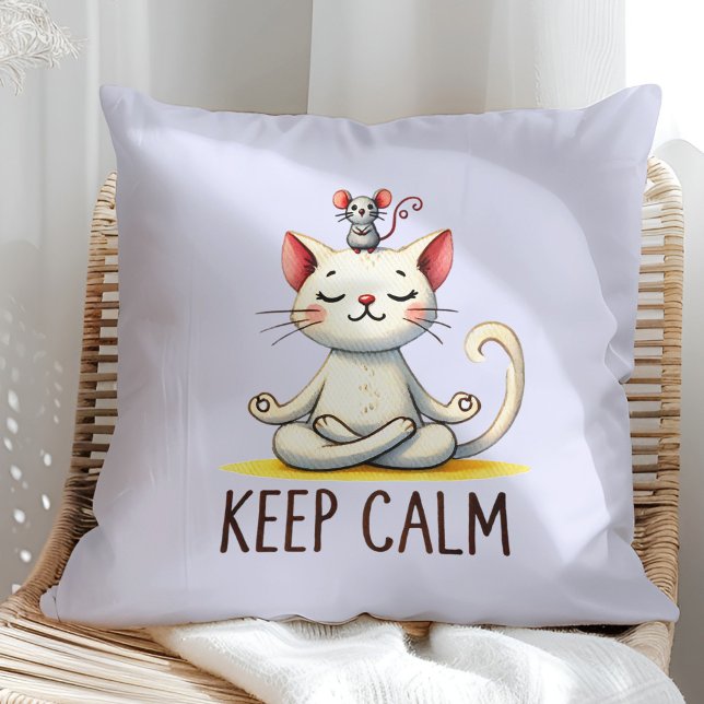 Almofada "Fique Calmo" Adolescentes Engraçados ("Keep Calm" Funny Cat Lovers Throw Pillow on a sunny boho rattan chair.)