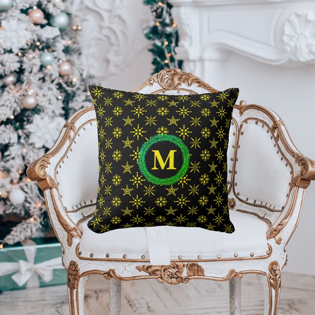 Almofada Flocos de neve amarelas da cruz monograma em preto (Wreath Monogram Yellow Snowflakes in Black Throw Pillow)