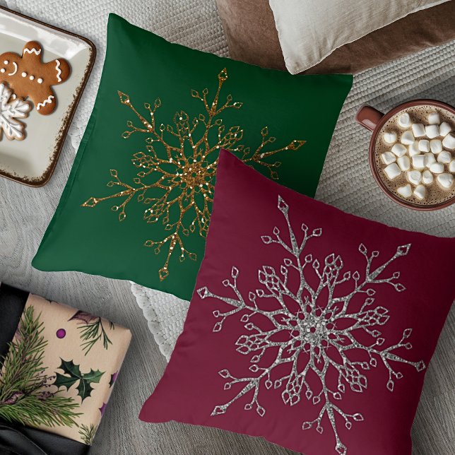 Almofada Flocos de neve de Natal de prata e Dourado brilhan (Silver & Gold Glitter Holiday Snowflakes Reversible Red Green Throw Pillow)