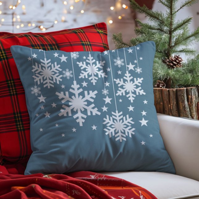 Almofada Flocos de neve e Travesseiro de estrelas, azul (Blue Snowflakes and Stars Christmas Throw Pillow)