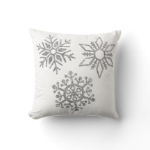 Flocos de neve prateados em branco de inverno