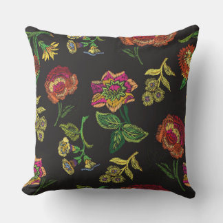 Almofada flor bordada em fundo preto