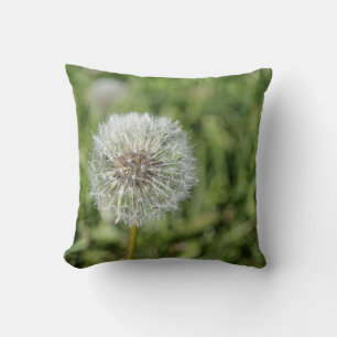 Almofada Flor de dandelion branco sobre grama verde
