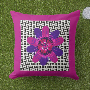 Almofada Flor em rosa e roxo em preto e branco