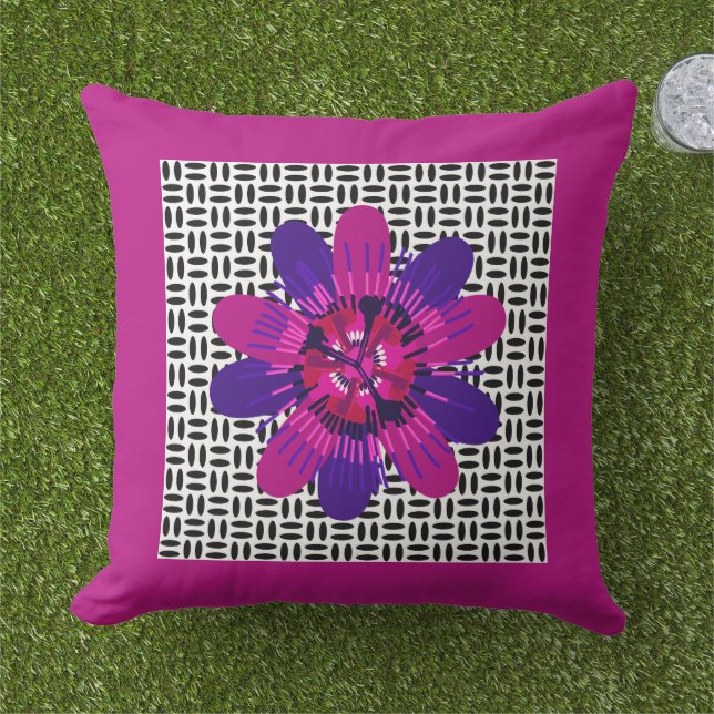 Almofada Flor em rosa e roxo em preto e branco (Grama)