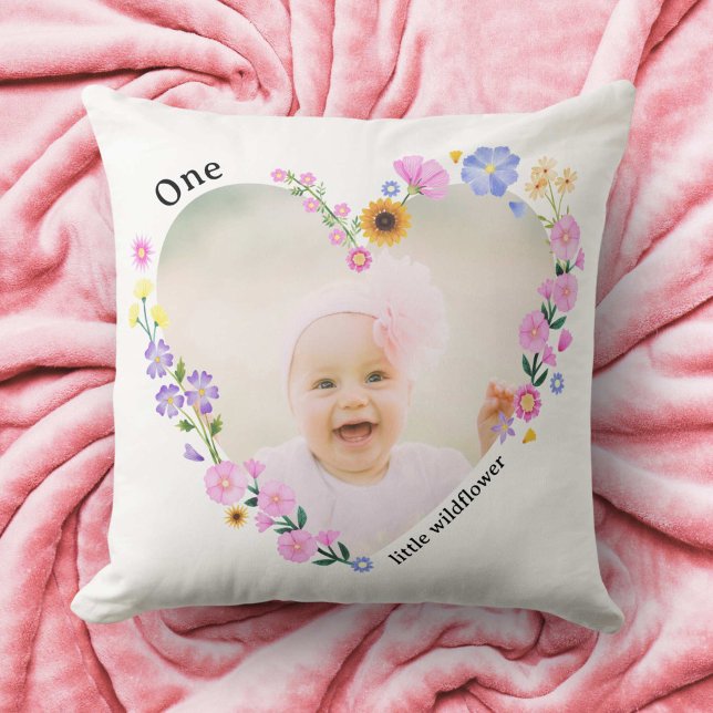 Almofada Floral de Primeiro Aniversário de Uma Pequena Flor (One Little Wildflower Girl's First Birthday Floral Throw Pillow)