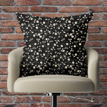 Almofada Floral Preto e Branco<br><div class="desc">Um belo padrão de flores brancas e vinhas a preto, este travesseiro de sotaque vem em muitos tamanhos e materiais e é uma adição divertida ao seu decoro doméstico. CORRESPONDENTE a itens na nossa coleção.</div>
