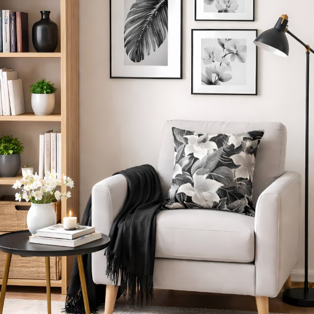 Almofada Flores 1920 pretas e brancas (Timeless floral cushion elevates neutral interiors with quiet elegance and effortless modern charm.)
