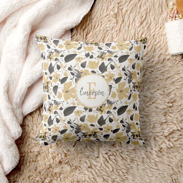 Almofada Flores de Cinza Amarelas Monogramas Clematis (Monogram Clematis Yellow Gray Flowers Throw Pillow from Studio Posies.)