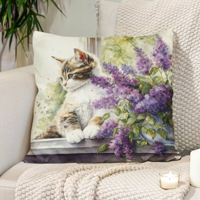Almofada Flores de Lavanda de Gato de Gato de Gato de Gato  (Pillow with the watercolor painting of a cat and a vase of lavender flowers. )