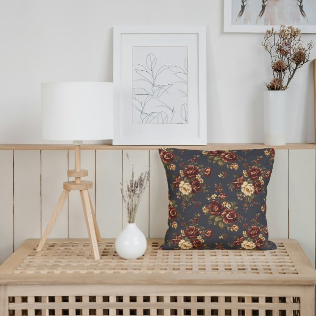 Almofada Flores de Outono em Burgundy Intenso e Creme Quent (Classic farmhouse look with warm, inviting fall floral accents.)