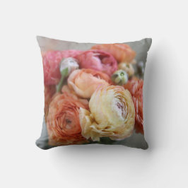 Almofada flores do ranúnculo no travesseiro decorativo