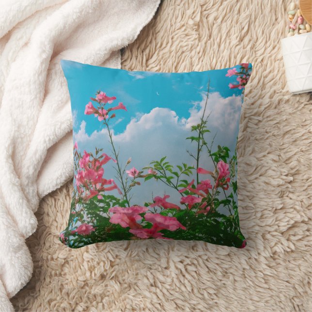 Almofada Flores Rosa Sob Céu Azul com Nuvens - Natureza (Cobertor)