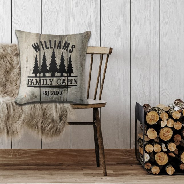 Almofada Floresta Rústica Nome Personalizado da Cabine da F (Rustic Forest Personalized Family Cabin Name Est Throw Pillow)