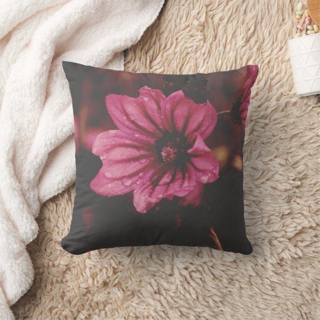 Almofada Flower in Water Droplets Throw Pillow (Cobertor)
