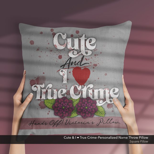 Almofada Fofa & Eu ❤️ Crime Real–Nome Personalizado (Cute and I ❤️ True Crime.–Throw Pillow Customized with Your Name.)