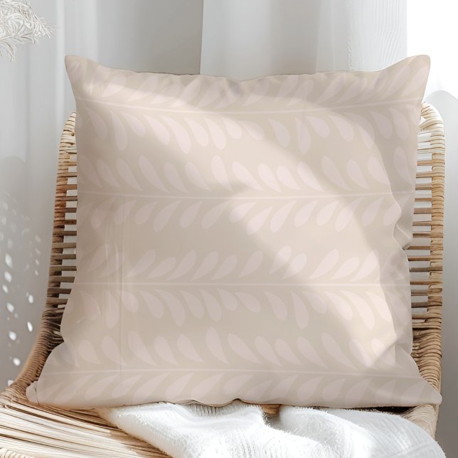 Almofada Folhas Abstratas Neutras Boho (Boho Neutral Abstract Leaves Throw Pillow in a sunny rattan armchair)