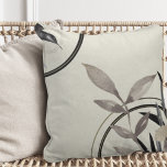 Almofada Folhas de cor de água mínima Dourada e preto marfi<br><div class="desc">O travesseiro decorativo elegante apresenta um simples design artístico numa paleta de cor de marfim cremosa com sotaques a preto e dourado. Um design artístico minimalista apresenta uma folha de aquarela e uma composição circundante geométrica com um beija-flor, folhas de oliveira e sotaques negros e dourados sobre fundo cremoso de...</div>