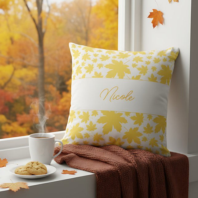 Almofada Folhas de Outono Amarelas Personalizadas de Fazend (Personalized pillow with yellow leaves and name brings charm to a cozy autumn space.)