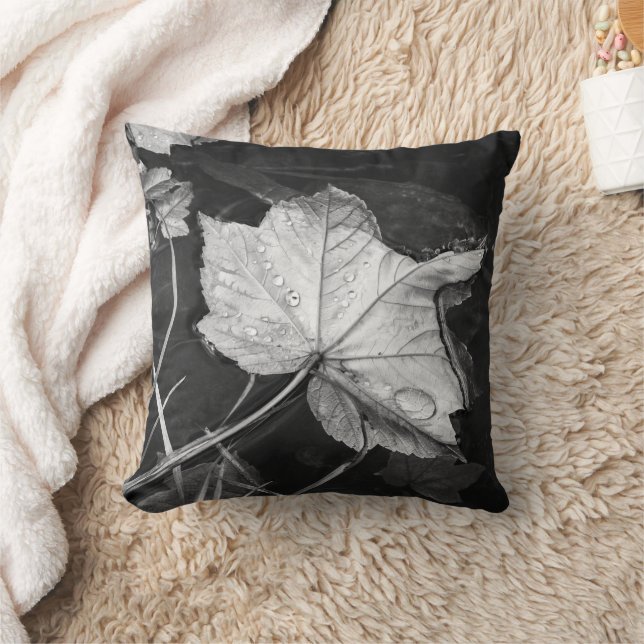 Almofada Folhas de outono em um Pond Black e White Cotton (Cobertor)