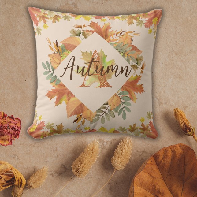 Almofada Folhas do outono: Folhas de Mapeamento e Monograma (Autumn Leaves: Maple Leaves and Monogram Throw Pillow Front)