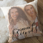 Almofada Forever Friends Black Script Overlay 2 Photo<br><div class="desc">Travesseiro de fotos personalizado dos melhores amigos com uma camada de texto elegante. O modelo de foto está configurado para você adicionar suas próprias fotos - uma da frente e outra no verso. A frente também tem a cobertura de texto que lê "amigos para sempre" em escrita à mão e...</div>