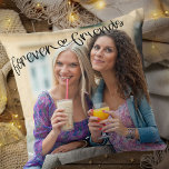 Almofada Forever Friends Love Heart Typografia Square Foto<br><div class="desc">Placa fotográfica com sua própria foto personalizada. Um belo presente fotográfico com uma capa de texto que lê "amigos para sempre" em letra de mão e está ligado a um coração amoroso. O modelo de foto está configurado para que você adicione sua foto que será exibida no formato quadrado, de...</div>