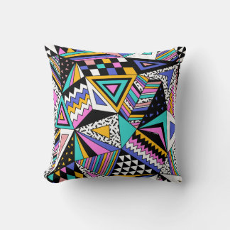 Almofada Formas Geométricas Retroativas: Vintagem Colorida.