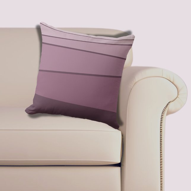 Almofada Formas Modernas e Irregulares de Púrpura de bering (Modern Irregular Striped Shades of Eggplant Purple Throw Pillow)