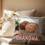 Almofada Forte e personalizada Dott.<br><div class="desc">Travesseiro de Foto Personalizada Moderno com o texto 'Não há ninguém como o GRANDMA' com uma combinação de script e tipografia sans e um coração bonito. Personalize com o nome de quem ele é. Este travesseiro funcionaria para (avô, mãe, pai, irmã etc.). Um presente de manutenção de precioso para os...</div>