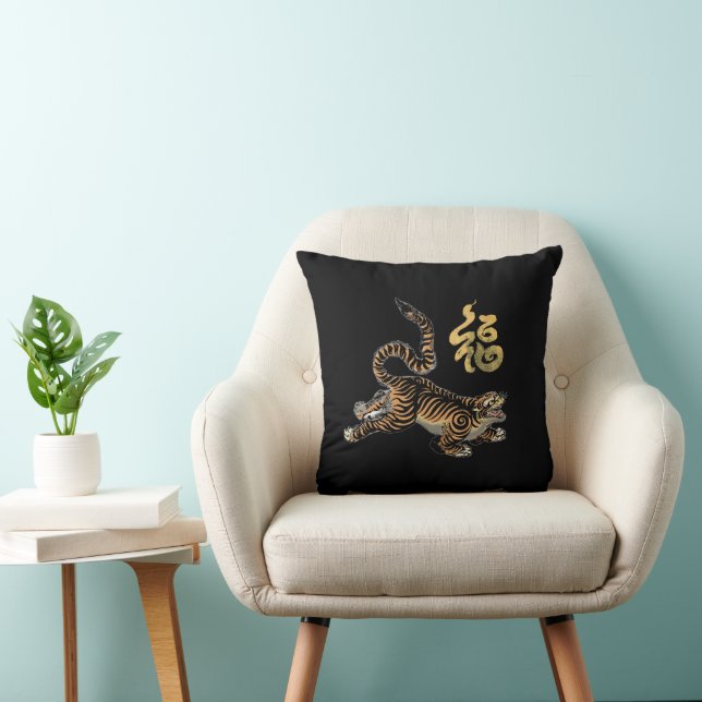 Almofada Fortune Tiger: Traditional Scroll Art Inspired  (Cadeira)
