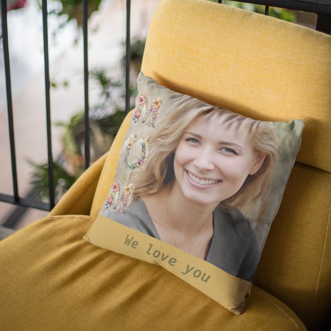Almofada Foto amarela amarela do Dia da Mãe Floral Elegante (Elegant Floral Mother’s Day Mustard Yellow Photo Throw Pillow)