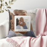 Almofada Foto Amor Você Mamãe<br><div class="desc">Dê à sua mãe um lembrete aconchegante do seu amor com esta almofada de foto personalizada Amor Você Mamãe. Com a sua foto favorita e uma mensagem sincera, esta almofada de lançamento personalizada é o presente perfeito para o Dia das Mães - ou uma surpresa doce em qualquer época do...</div>
