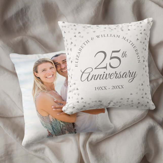 Almofada Foto Chic Silver Hearts do Casamento de 25 (25th Anniversary Wedding Photo Chic Silver Hearts Throw Pillow)