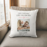 Almofada Foto Como Pai Como Filha<br><div class="desc">Adicione um toque pessoal à decoração da sua casa com o Travesseiro decorativo Como Pai, Como Filha. Este travesseiro encantador apresenta um design "Como Pai Como Filha", celebrando o vínculo especial entre pais e suas filhas. Feito de tecido macio e de alta qualidade, é perfeito para adicionar conforto e estilo...</div>