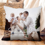 Almofada Foto da família Elegante moderna<br><div class="desc">Momentos da família Cherish com nosso Travesseiro decorativo de Foto da Família Elegante Moderna, com design na moda, tipografia moderna e duas fotos de casal personalizadas. Perfeito como uma marca de aniversário de casamento, este travesseiro elegante celebra o amor da família com um toque moderno, fazer que seja uma bela...</div>