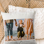 Almofada Foto da família personalizada simples e minimalist<br><div class="desc">Design é composto por uma simples tipografia serif e de scripts lúdicos contra um fundo branco. Adicionar uma foto personalizada.</div>