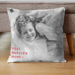 Almofada Foto da Tendência e o que mais importa RedQuote<br><div class="desc">Capture a essência dos belos momentos da vida com nossa exclusiva Foto da Trendy e o que importa os produtos Red mais positivos. Incorpore positividade e estilo na sua vida cotidiana com esta coleção única que combina sem problemas as tendências modernas com os sentimentos do eterno. Quer esteja se tratando...</div>