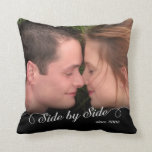 Almofada Foto/data personalizada lado a lado<br><div class="desc">Adicione sua própria foto e seu ano de casamento por um travesseiro decorativo. Faria um casamento de excelentes ou um presente de aniversário! Projetado por "Simplesmente Pondo" por Robin.</div>
