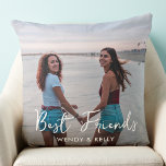 Almofada Foto de Amizade Simples Personalizada dos Melhores<br><div class="desc">Celebre seu melhor amigo e amizade com um travesseiro personalizado de manutenção de fotos. Seja aniversário ou Natal, este travesseiro de melhores amigos é um presente maravilhoso que será tesouro para os próximos anos. O travesseiro tem dois lados para que você possa fazer fotos diferentes em cada lado. A frente...</div>