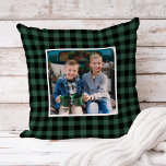 Almofada Foto de Feriado de Xadrez de Buffalo Verde e Preto<br><div class="desc">Crie seu travesseiro decorativo sazonal exclusivo! O design personalizado apresenta um padrão de verificação de xadrezes rosas e cor-de-rosa, rosas e pretas, que enquadra uma foto de feriado quadrado favorita - uma decoração de na moda para mostrar um inverno ou uma memória de Natal favoritos! Crédito da fotografia: SunFeixe Fotografia...</div>