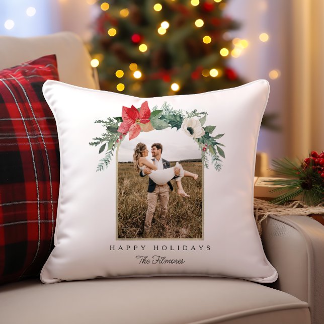 Almofada Foto de Feriados Felizes da Arca Floral de inverno (Winter Floral Arch Happy Holidays Photo Throw Pillow)