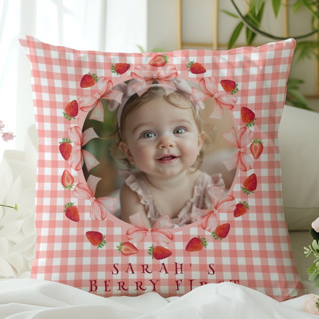 Almofada Foto de Primeiro Aniversário Coquette Berry com Xa (Coquette Berry First Birthday Red Gingham Photo Throw Pillow)
