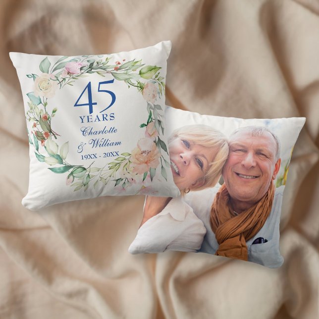 Almofada Foto do Aniversário de Casamento de 45 ou 65 anos  (Roses Garland 45th 65th Wedding Anniversary Photo Throw Pillow)