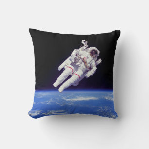 Almofada Foto do Astronauta com Mochila Espacial em Órbita