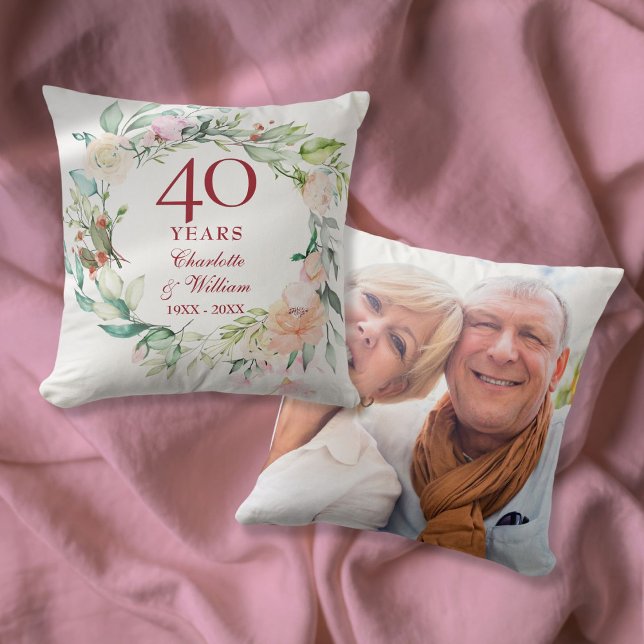 Almofada Foto dos Rosas de aniversário do casamento Ruby Ga (40th Ruby Wedding Anniversary Roses Garland Photo Throw Pillow)