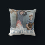 Almofada Foto e citação da vovó moderna | Cor Personalizada<br><div class="desc">A vovó é a melhor! Deixe sua avó saber o quanto ela significa para você com esse travesseiro decorativo moderno, com uma fotografia especial de sua escolha, o texto GRANDMA em escrita divertida, no sentido inverso está a doce citação de "O coração da vovó é uma manta de retalhos de...</div>