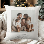Almofada Foto e Feliz da família e minimalística brilhante<br><div class="desc">Adicione um toque pessoal à sua decoração de férias com a nossa Feliz e fotografia da família e o Travesseiro de Natal minimalista brilhante. Apresentando um design elegante e limpo com a frase "Feliz e Brilho" e um espaço para sua foto favorita da família, este travesseiro traz calor e estilo...</div>