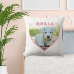 Almofada Foto e nome personalizados do cão em cor rosa<br><div class="desc">Foto e nome personalizados do cão no Travesseiro decorativo cor-de-rosa. Uma foto em forma rosa de um coração. Adicione a foto e o nome do cão e faça um travesseiro personalizado.</div>