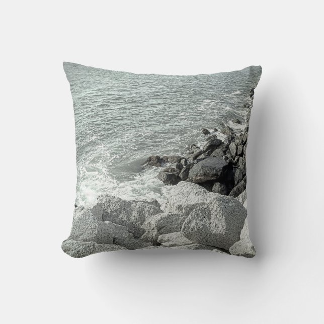 Almofada Foto em preto e branco de uma costa de oceano Rock (Frente)